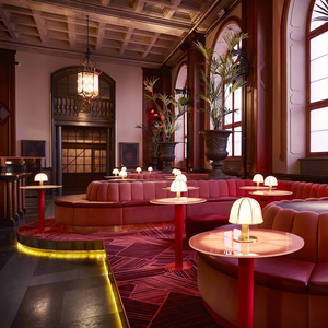 فندق ترفيه أنيق وجميل أو ملهى ليلي بار على شكل أريكة من الجلد الأحمر - Product Image 2