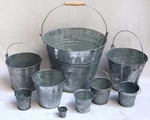 Cubos <span class=keywords><strong>de</strong></span> <span class=keywords><strong>metal</strong></span> <span class=keywords><strong>de</strong></span> acero galvanizado, resistentes al óxido, para uso en jardín, con costillas reforzadas y agarre <span class=keywords><strong>de</strong></span> madera, 10 litros y 13 litros - Product Image 3