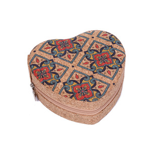 La nueva <span class=keywords><strong>caja</strong></span> portátil de almacenamiento para pendientes, anillos, collares y accesorios de viaje, de la popular marca Cork Jewelry, se suministra directamente por - Product Image 5