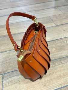 Sac à main en cuir de vache véritable de style artisanal vintage, sac à bandoulière pour femmes, sac à main de créateur de niche - Product Image 5