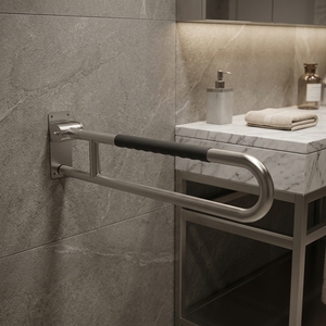 Relevez l'accoudoir de la toilette dans la salle de bain <span class=keywords><strong>pour</strong></span> gagner de la place, éviter les glissements, stabiliser et faciliter la sortie de la toilette. - Product Image 2