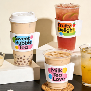 Manicotto per bicchieri in carta patinata ondulata personalizzato per bubble tea e bevande da asporto, anti-calore, con impugnatura, per ordini all'ingrosso - Product Image 1