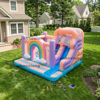 Château gonflable commercial extérieur arc-en-ciel avec toboggan pour enfants et tout-petits, idéal pour la location de fêtes, avec souffleur inclus