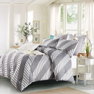 Textile de maison européen et américain à bas <span class=keywords><strong>prix</strong></span> fibre chimique coton géométrique rayé <span class=keywords><strong>couette</strong></span> ensemble de literie adapté à la maison hôtel - Product Image 1