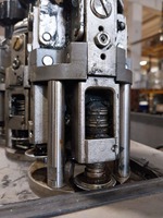 Machine de capsulage automatique ROPP de haute précision utilisée pour sceller des bouchons en aluminium sur des bouteilles pour la vente à l'exportation