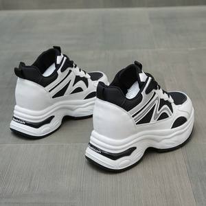 Dropshipping Chaussures décontractées confortables pour femmes, Nouveauté 2025, avec logo personnalisé, à talons compensés et plateforme épaisse, style baskets - Product Image 4