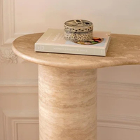 Table console en marbre travertin beige Dream Home, plateau ondulé organique, base double cylindre épaisse, meuble d'entrée.