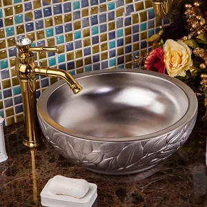 Lavabo de cerámica Lavobo de estilo europeo hecho a mano, lavabo de baño artístico de plata en relieve de lujo, fregadero de porcelana de encimera