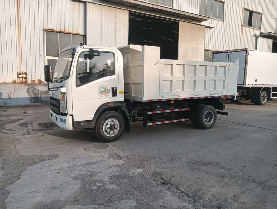 Factory Direct Supply Sinotruk Howo 4X2 6 Wheels Light Cargo Truck for ...