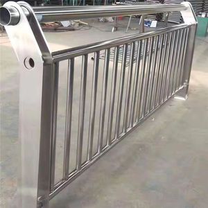 Système de balustrade en verre pour extérieur, adapté aux balcons, terrasses, escaliers, patios et piscines, avec un design architectural moderne - Product Image 1