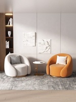 Fauteuil d'appoint en velours caramel, style Japandi, design enveloppant rond avec base en anneau doré pour salon