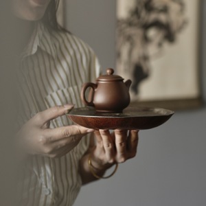 Table à thé et ustensiles de cérémonie du thé d'inspiration zen, faits à la main, en pur gourde de fer blanc. - Product Image 3