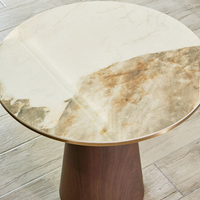 Table console moderne avec plateau en pierre frittée élégant et base en métal sculpté, écologique et facile à nettoyer