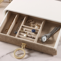 Boîte à bijoux rectangulaire haut de gamme en cuir PU et doublure en velours avec logo personnalisé en relief