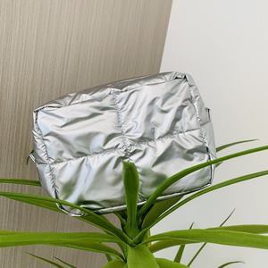 Sacs de maquillage de grande capacité sac cosmétique en nylon métallique sacs de rangement cosmétiques matelassés portables pour femmes hommes en plein air - Product Image 5