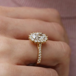Một Đẹp 2 Tông Nhẫn Đính Hôn Với 2ct Hình Bầu Dục Moissanite Trong Quầng Với Vai 14K Vàng Nhẫn Trang Sức - Product Image 5