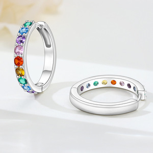 Boucles d'oreilles créoles tendance en cuivre blanc avec cristaux multicolores sertis clos pour femme, bijoux de soirée - Product Image 3