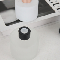 Bouteilles diffuseurs de parfum en verre rondes givrées de 100 ml avec logo sérigraphié, rechargeables, pour la décoration d'huiles essentielles à domicile, avec couvercle