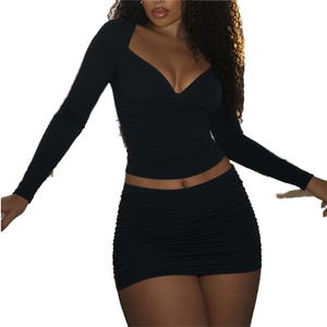 Ensemble décontracté 2 pièces pour femme, couleur unie, haut court à manches longues et col en V, et jupe mi-cuisse couleur pêche, respirant, coupe ajustée - Product Image 1