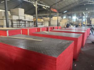 Contreplaqué <span class=keywords><strong>film</strong></span>é phénolique imperméable E1 en peuplier de 18 mm pour système de coffrage de béton, usage hôtelier moderne - Product Image 1