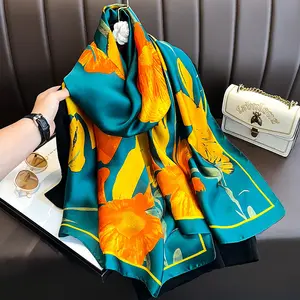 Vente en gros de foulards en soie imprimés crème solaire pour dames nouveau design mode imprimé floral satin soie longues foulards printemps 2024 pour femmes