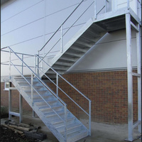 Escalier hélicoïdal en verre au design minimaliste moderne avec marches en bois pour l'extérieur, main courante en acier inoxydable, respectueux de l'environnement