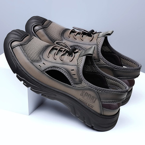 รองเท้าแตะผู้ชายแบบเจาะรู พื้นนิ่ม ระบายอากาศได้ดี ปิดนิ้วเท้า หนังแบบสวม ใส่สบายๆ สำหรับฤดูร้อน ใส่ไปชายหาดได้ สีน้ำตาล สีเทา - Product Image 3