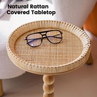 Table d'appoint en bois naturel avec plateau en rotin tressé et pieds perlés pour un décor bohème dans le salon, la chambre ou les petits espaces