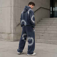 Conjunto de dos piezas personalizado: Sudadera con capucha de media cremallera con gráfico aerógrafo circular y bolsillo, y pantalones de chándal de pierna ancha para hombre, estilo casual urbano.