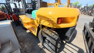 Chariot élévateur diesel puissant pour les opérations portuaires et le transport en entrepôt, chariot élévateur Kumatsu FD70 d'occasion - Product Image 3