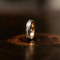 6mm Breiter Wolframstahlring mit Gehämmertem Muster und Roségold-Beschichtung, Eingelegt mit Opalfragmenten, Wolfram-Paarringe