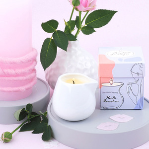 Bougie de massage 'Hot Berries' de 70g Modern Organic Bath au parfum de baies parfumées blanches présentée dans une boîte cadeau - Product Image 2