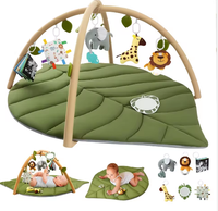 Tapis de jeu pour bébé moderne en coton doux vert à fleurs 2 en 1 avec jouets suspendus et jouet en peluche écureuil pour une utilisation à la maison