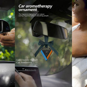 Date CNC Alliage Triangle Suspendu Logo Personnalisé Boîte-Cadeau pour Simple De Luxe Voiture Climatiseur <span class=keywords><strong>Parfum</strong></span> Désodorisant Intérieur De Voiture - Product Image 6
