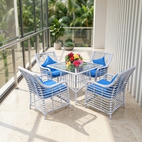 Ensemble de salle à manger de jardin 5 pièces en rotin PE blanc, 4 fauteuils et table en verre avec coussins bleus, mobilier de jardin extérieur
