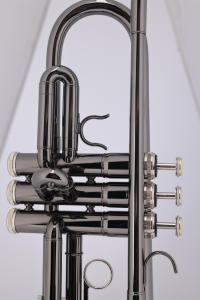 Trompette Bb d'entrée de gamme, corps en laiton jaune nickelé noir, avec étui de qualité supérieure (TP8001NB) - Product Image 6