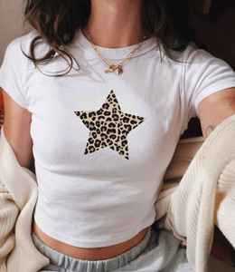 T-shirt court graphique pour femme, coupe ajustée, manches courtes, en coton stretch, imprimé léopard et étoiles, style baby tee, logo personnalisé - Product Image 2