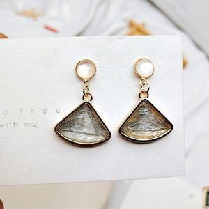 ต่างหูโอปอลทรงเรขาคณิตแบบเกาหลี ชุบทอง ขายส่ง แฟชั่นทันสมัย ต่างหูบุคลิกโดดเด่นสำหรับผู้หญิง ใส่ไปงานปาร์ตี้ - Product Image 5