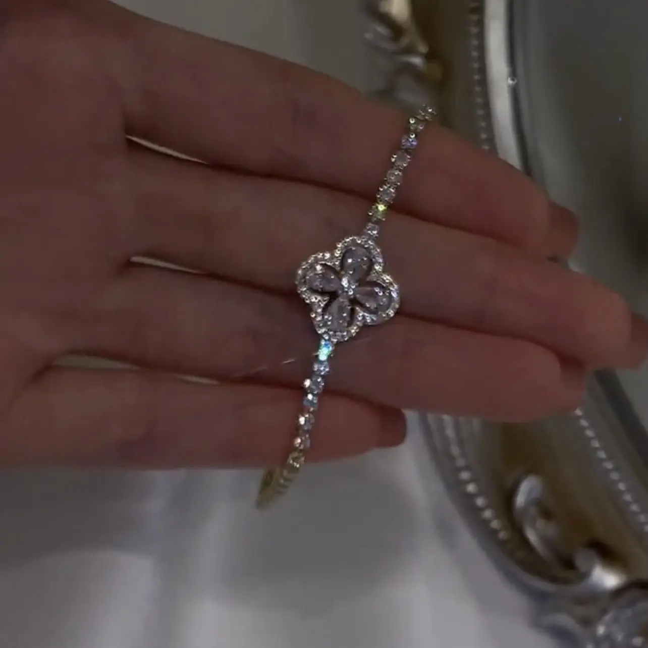 Tiktok mit dem gleichen leichten Luxus mikro-eingelegten Zirkon Kristall vier blättrigen Kleeblatt Armband verstellbares Armband