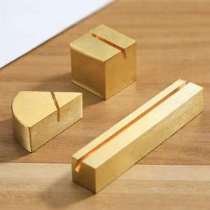 แท่นวางการ์ดแสดงหมายเลขโต๊ะและที่ใส่การ์ดตกแต่งสำหรับบัตรของขวัญ ทำจากโรงงานตามสั่ง วัสดุสแตนเลส อลูมิเนียม ทองเหลือง รับผลิตแบบ OEM - Product Image 1