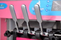 Machine à glaces molles à trois saveurs pour table de snack commerciale