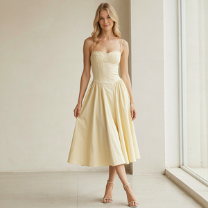 Robe midi plissée beige décontractée pour femme, style corset à fines bretelles, coupe trapèze, élégante pour soirée ou plage - Product Image 3