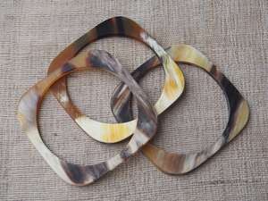 Elegantes brazaletes de cuerno de búfalo, artesanía natural, joyería hecha a mano para mujeres, accesorios artísticos y moda cultural atemporal. - Product Image 6