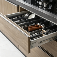Meubles de cuisine de luxe sans poignées gris mat et bois, ensemble de cuisine modulaire pour projets d'appartements, fabrication OEM ODM, taille personnalisée