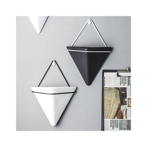 Greeny Shelf Plant Macetas de cerámica decorativa esmaltada Maceta de pared colgante en blanco y negro para el jardín y el balcón del hogar - Product Image 3