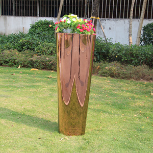 Vase en acier inoxydable finition miroir rose gold, pot à fleurs moderne et luxueux pour la décoration des centres commerciaux - Product Image 4