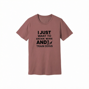 Camiseta de manga corta para hombre, cuello redondo, corte holgado, informal, ecológica, de tela Oxford, poliéster/algodón, con estampado de perros y la frase 'I Just Want Drink Wine'. - Product Image 1