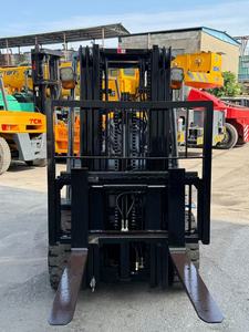 Montacargas Diésel FD30 FWD de 30 Toneladas, Mástil de Tres Etapas, Desplazador Lateral Hidráulico, Neumáticos Neumáticos, Operación Asentado, Uso en Interiores para Motor - Product Image 3