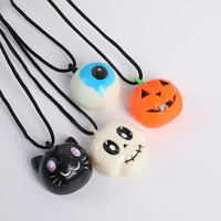 Pendentif de voiture LED Halloween en forme de crâne oscillant, à suspendre au rétroviseur, pour décoration intérieure et cadeaux de fête
