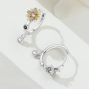 Pendientes de Aro con Diseño de Abeja y Flor Margarita, Serie Insectos de Inspiración Natural, en Latón Blanco con Circonia Redonda - Exclusivos para Mujeres - Product Image 2